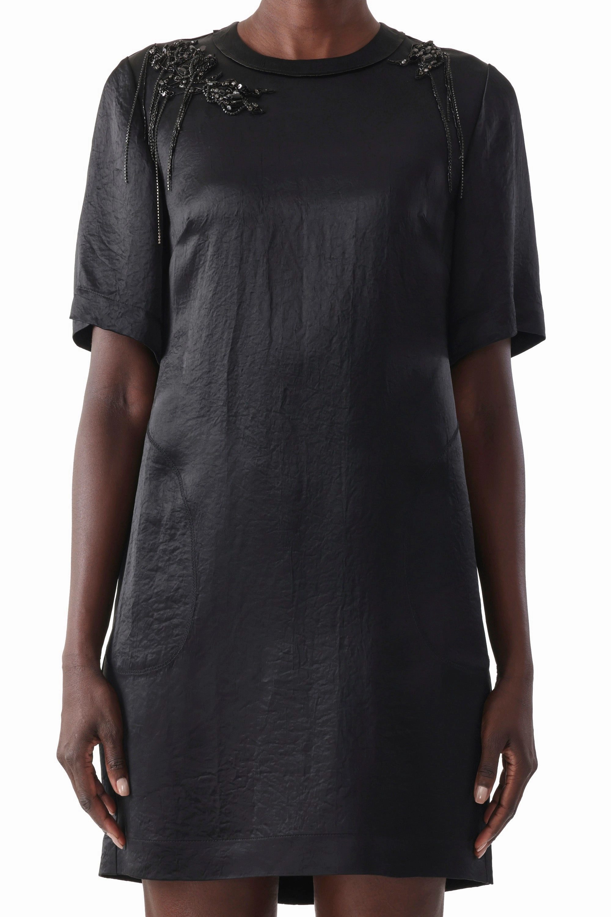 SHORT SLEEVE DRESS WITH EMBROIDERY APPLIQUES Pleat-Front Fresh Motion