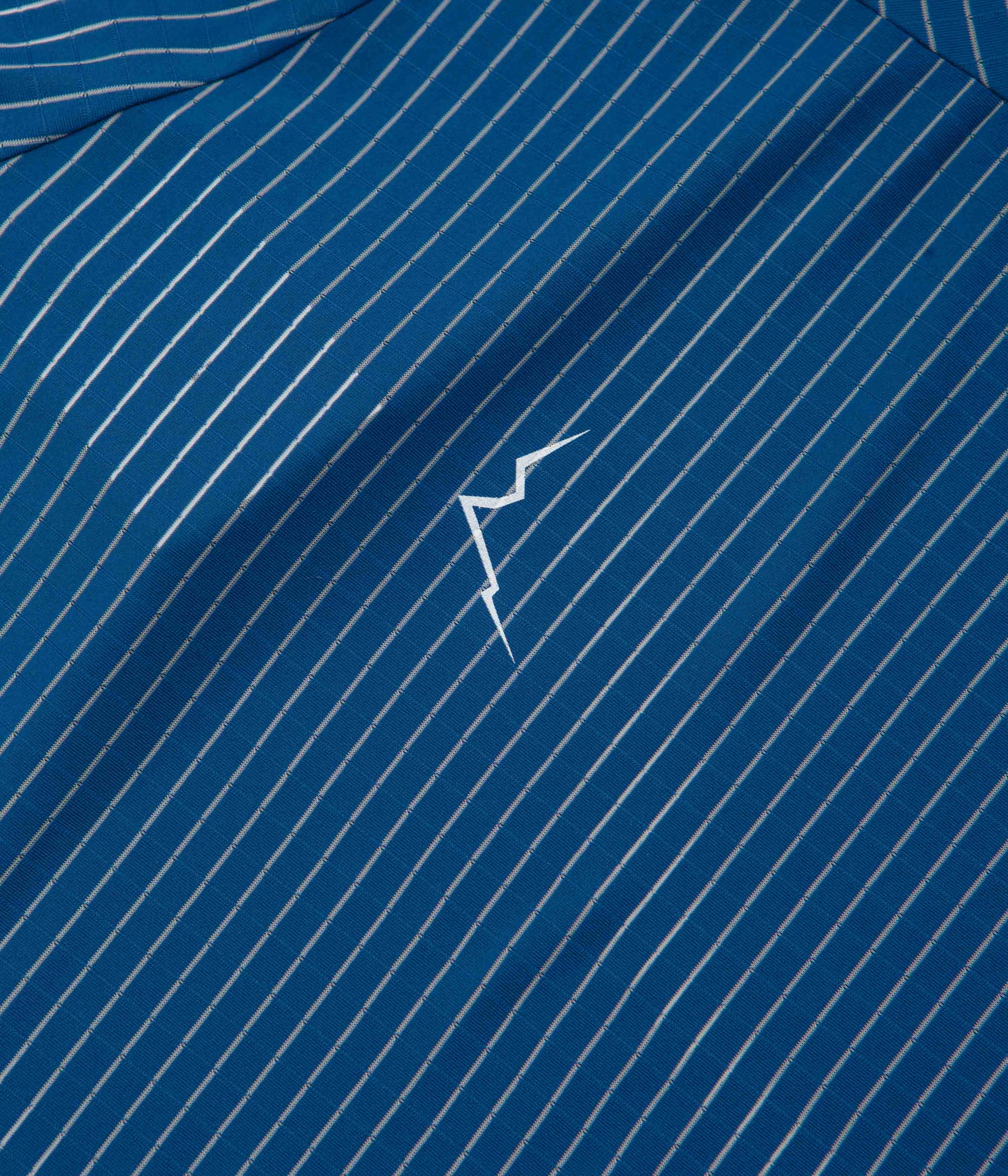 Fitness workout cutoff shorts silhouette Cayl Stripe Logo T-Shirt - Blue