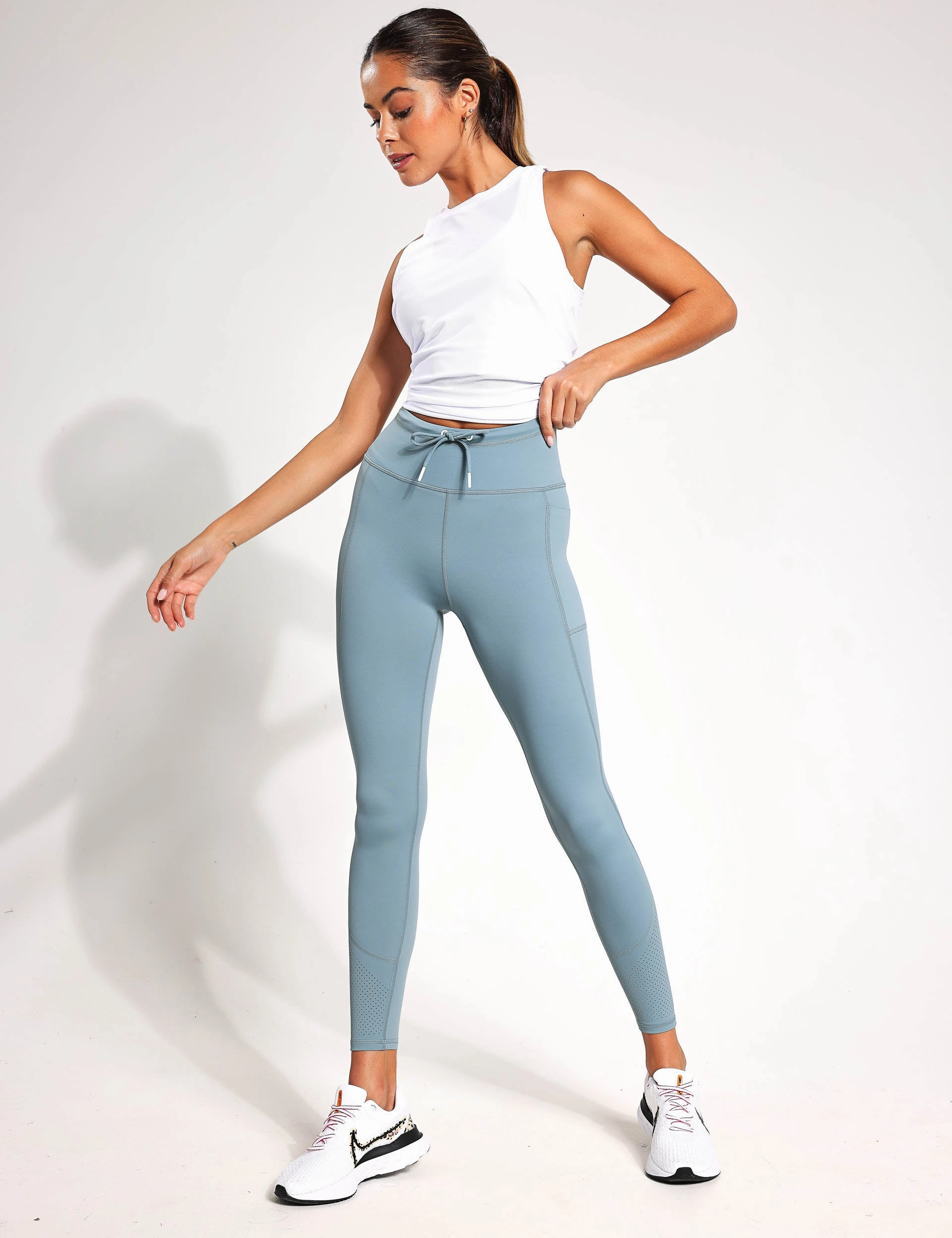 Kendall-XR Tank Top - Signature White shock - absorbing local market