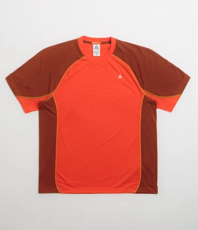 loose silhouette solo venue event Nike ACG Goat Rocks T-Shirt - Picante Red / Cinnamon / Summit White
