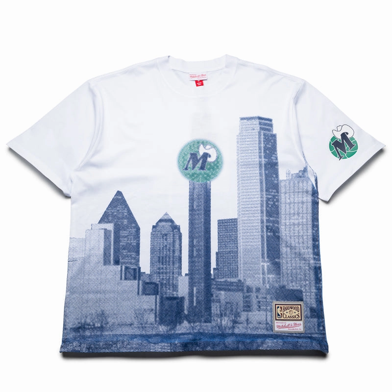 hidden details Regular Fit Politics x Dallas Mavericks x Mitchell & Ness Skyline Tee - White