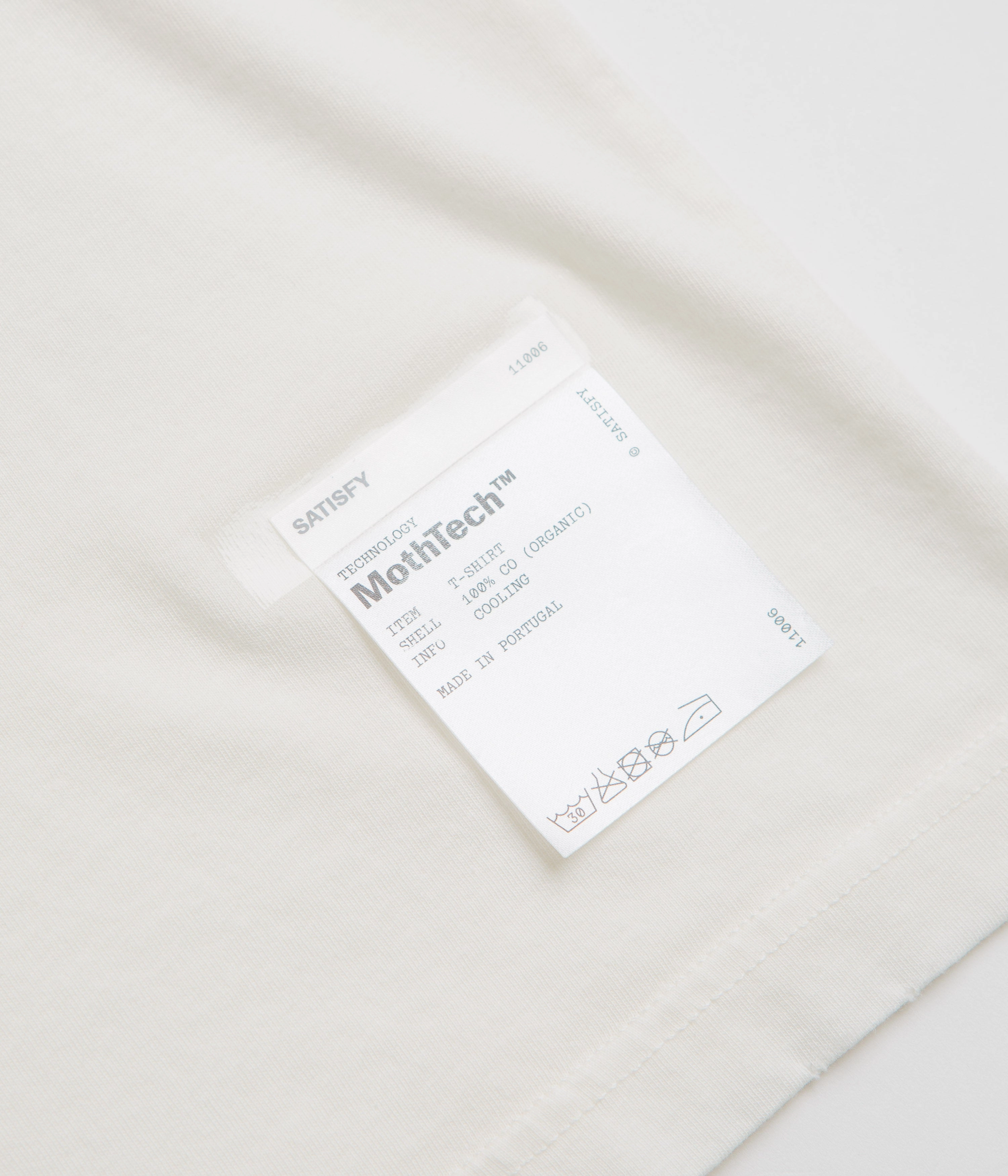 lounge event Satisfy MothTech T-Shirt - Off White / Black