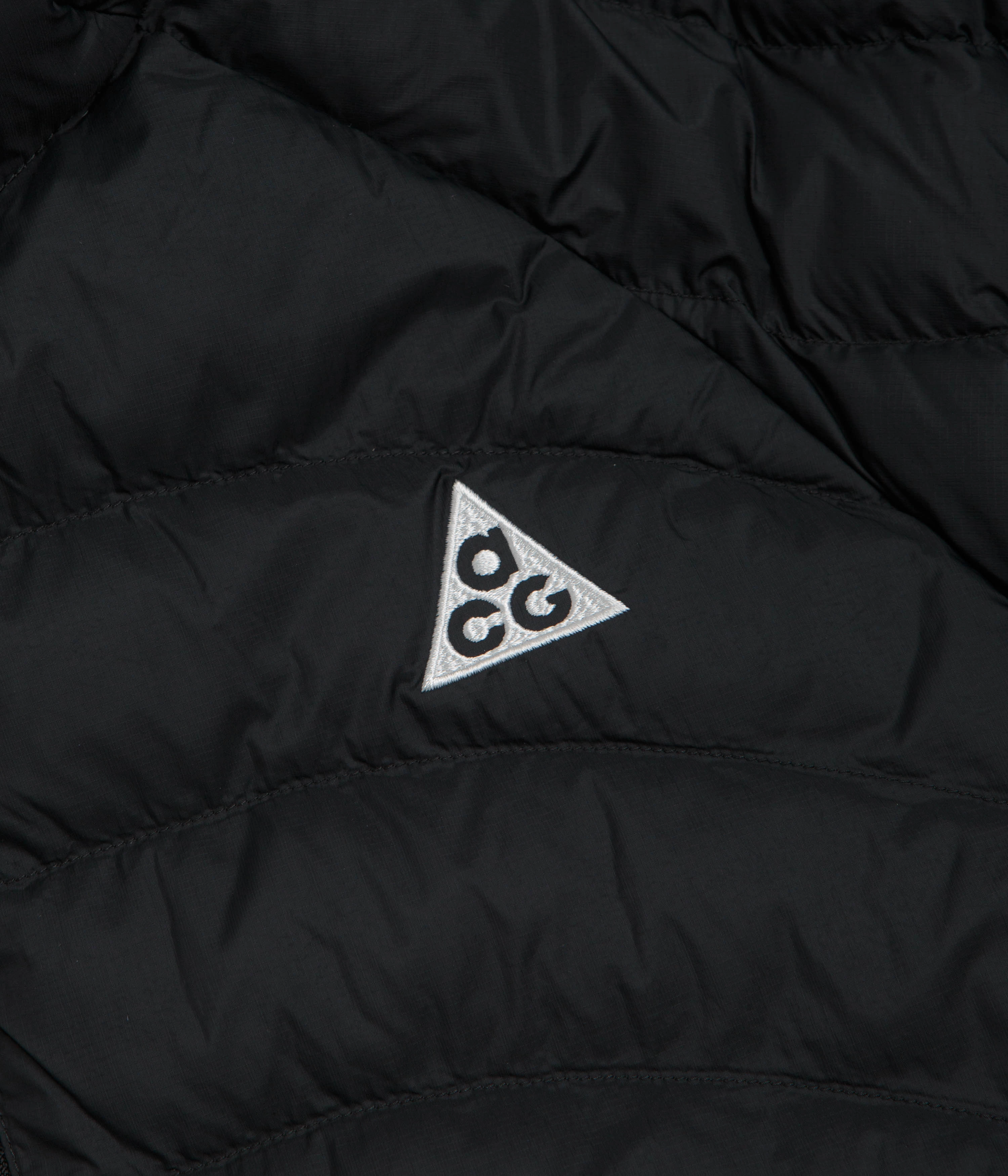 Airy Warmth Nike ACG Lava Flow Jacket - Black / Black / Black / Summit White