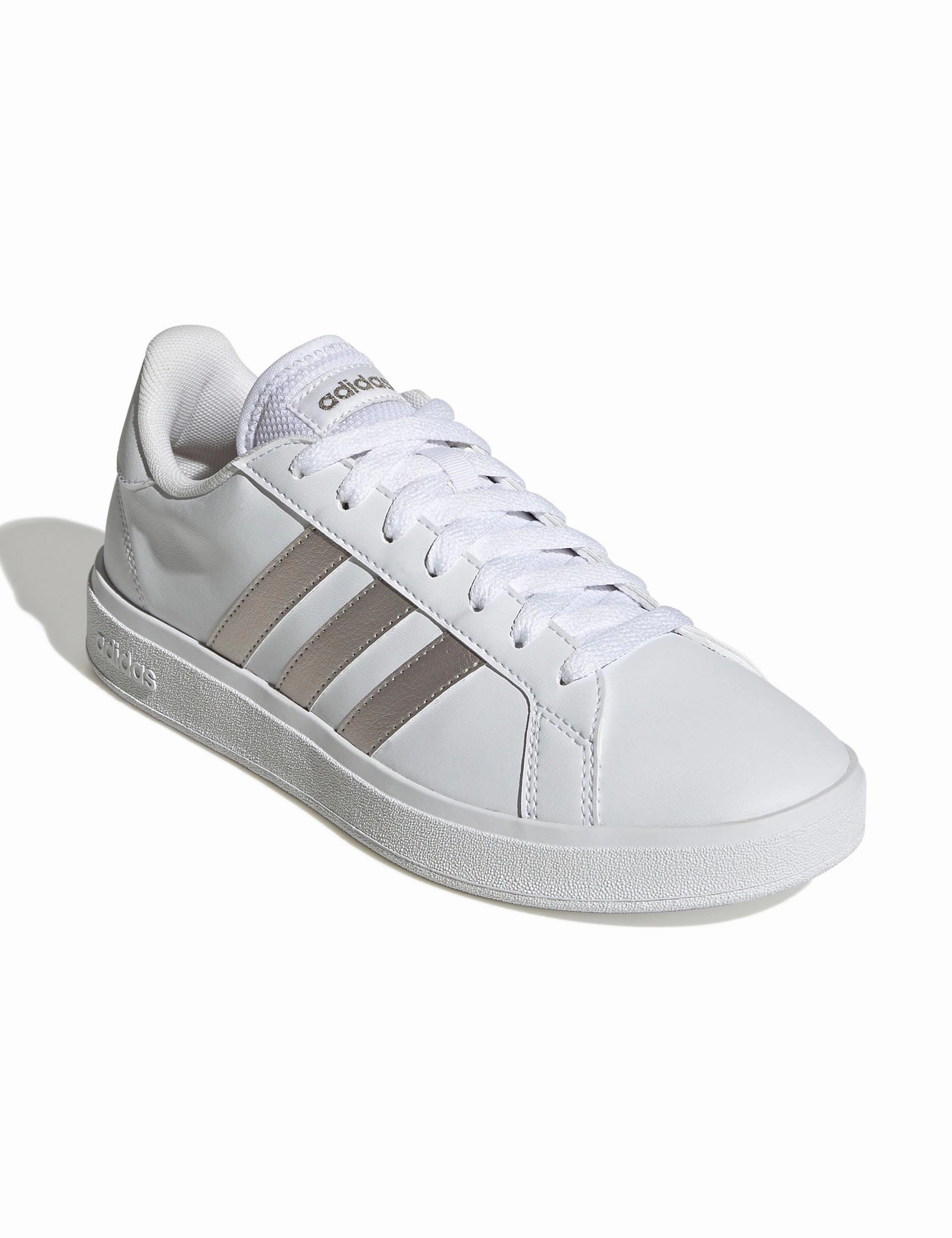 On The Go Sneakers style Grand Court Base 2.0 Shoes - Cloud White/Platinum Metallic
