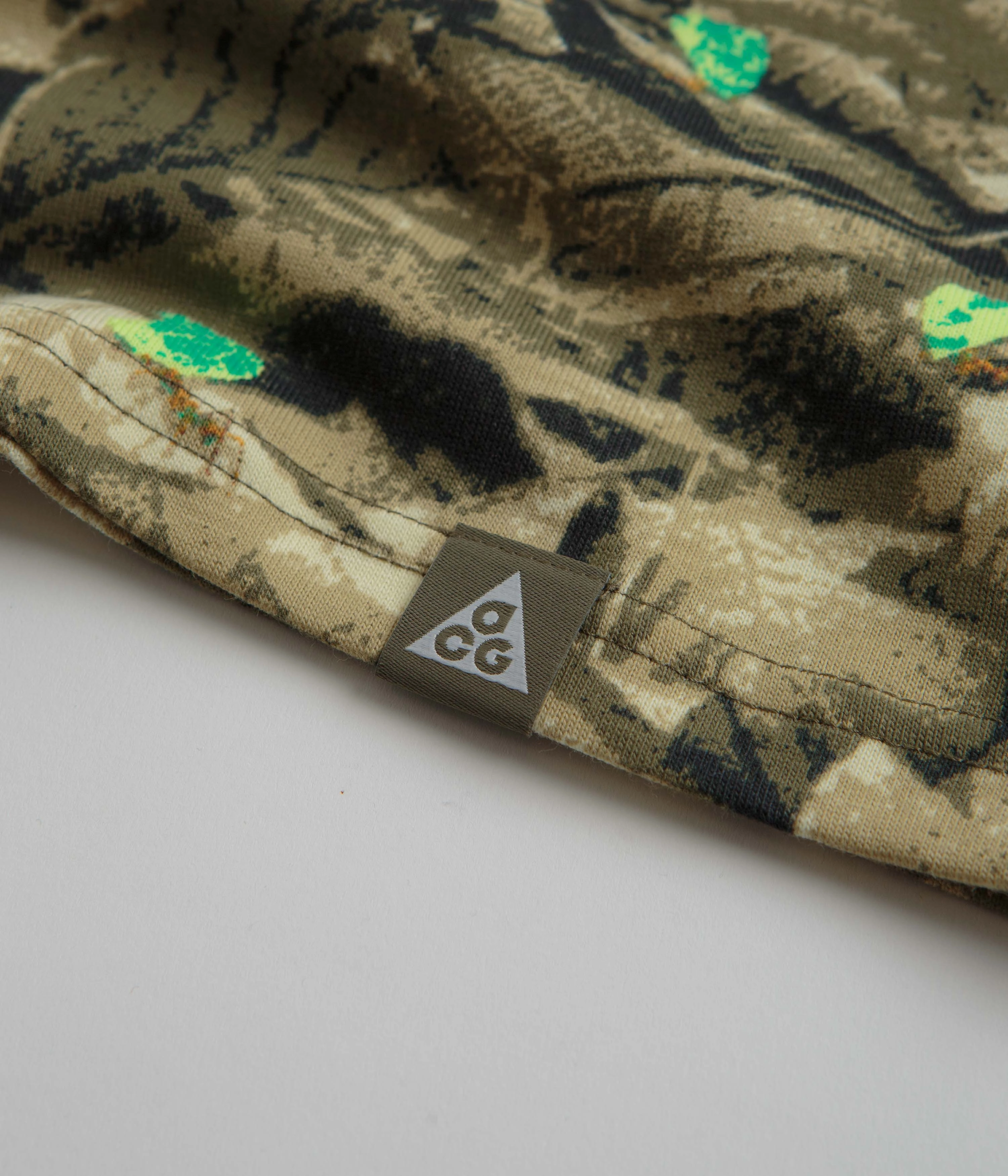 Nike ACG Leafcutter T-Shirt - Medium Olive ruffled hem Soft Collar Lining