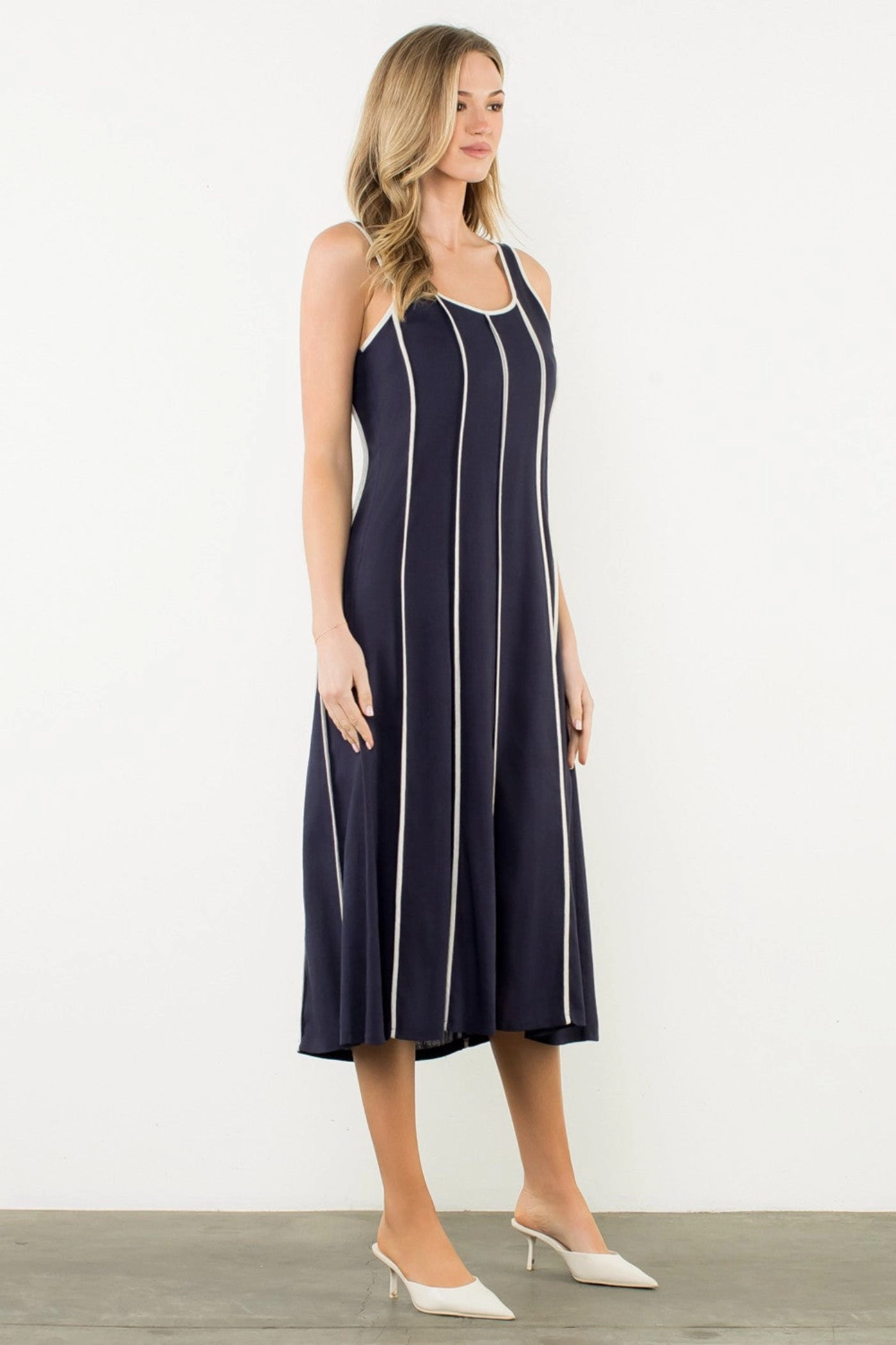 LACY VERTICAL TRIM SLEEVELESS MIDI DRESS Square-Neck Pure Aesthetic